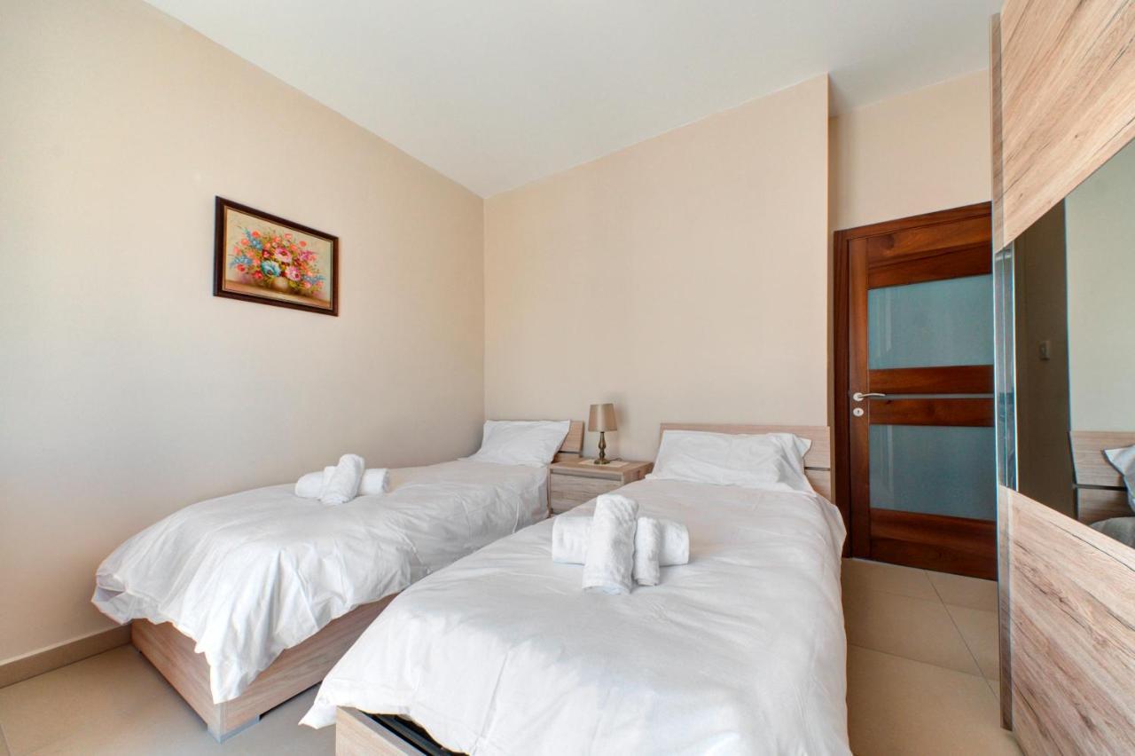 Modern Seaside 2 Bedroom Penthouse With Sea Views خليج سانت بول المظهر الخارجي الصورة