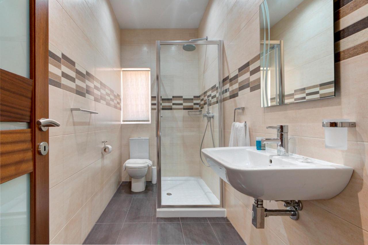 Modern Seaside 2 Bedroom Penthouse With Sea Views خليج سانت بول المظهر الخارجي الصورة