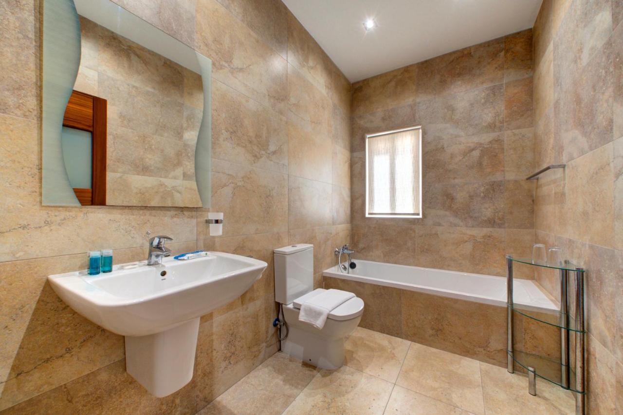 Modern Seaside 2 Bedroom Penthouse With Sea Views خليج سانت بول المظهر الخارجي الصورة